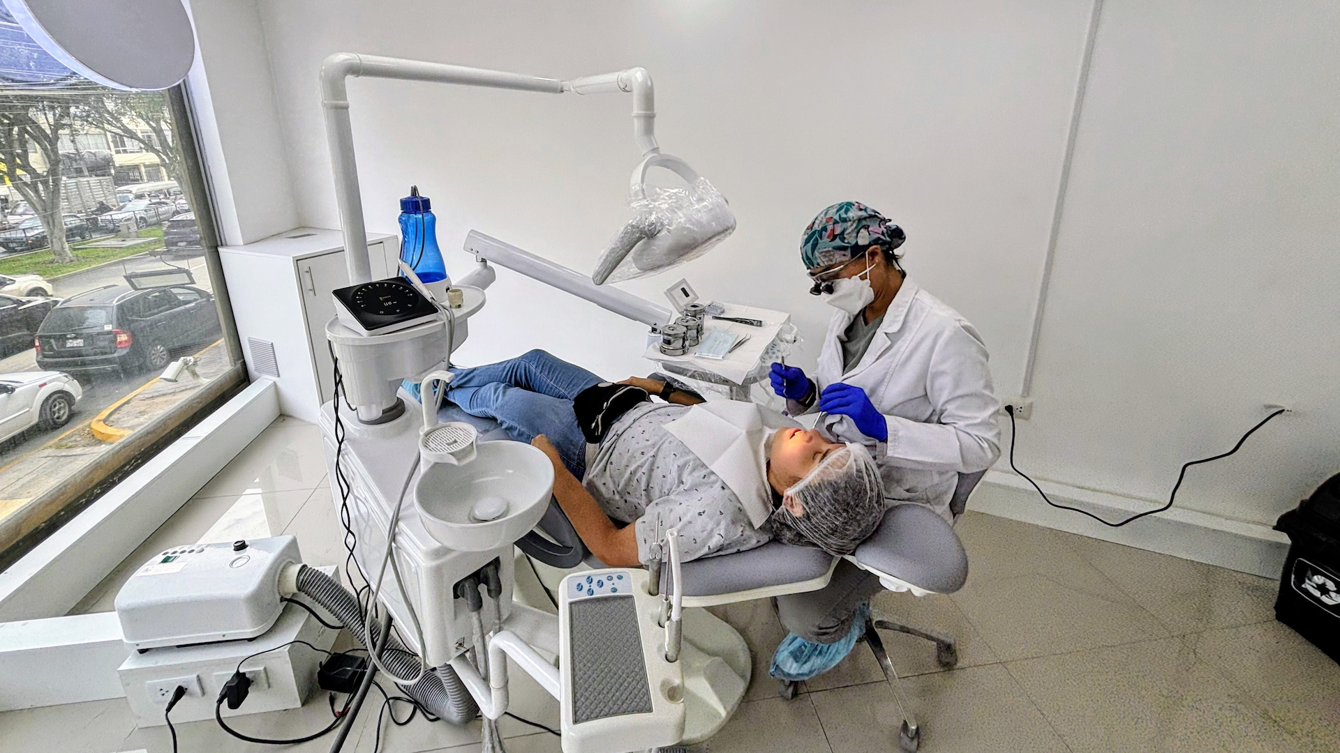 Blanqueamiento dental profesional en UltraDental Lima